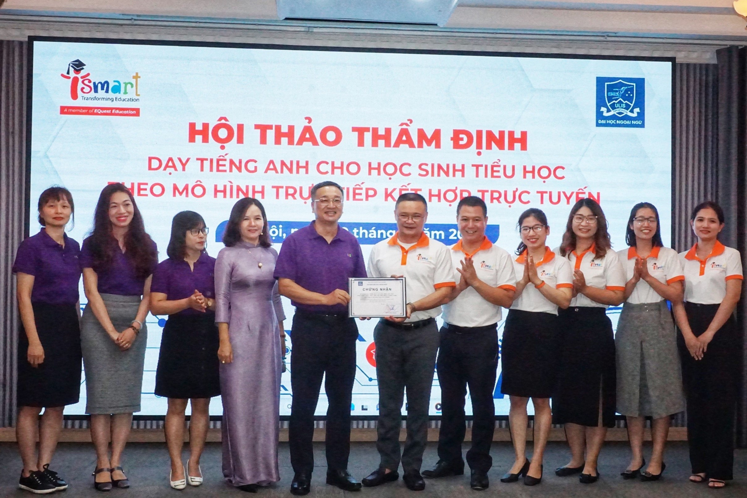 ĐH Ngoại ngữ trao cho iSMART Education chứng chứng nhận thẩm định mô hình dạy học tiếng Anh theo hình thức trực tuyến kết hợp trực tiếp (mô hình iLINK)